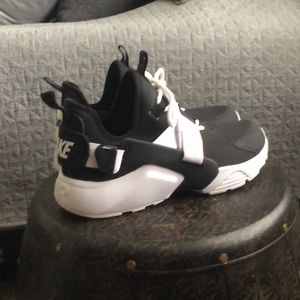 Nike Air Huaraches City Low 9.5 women’s